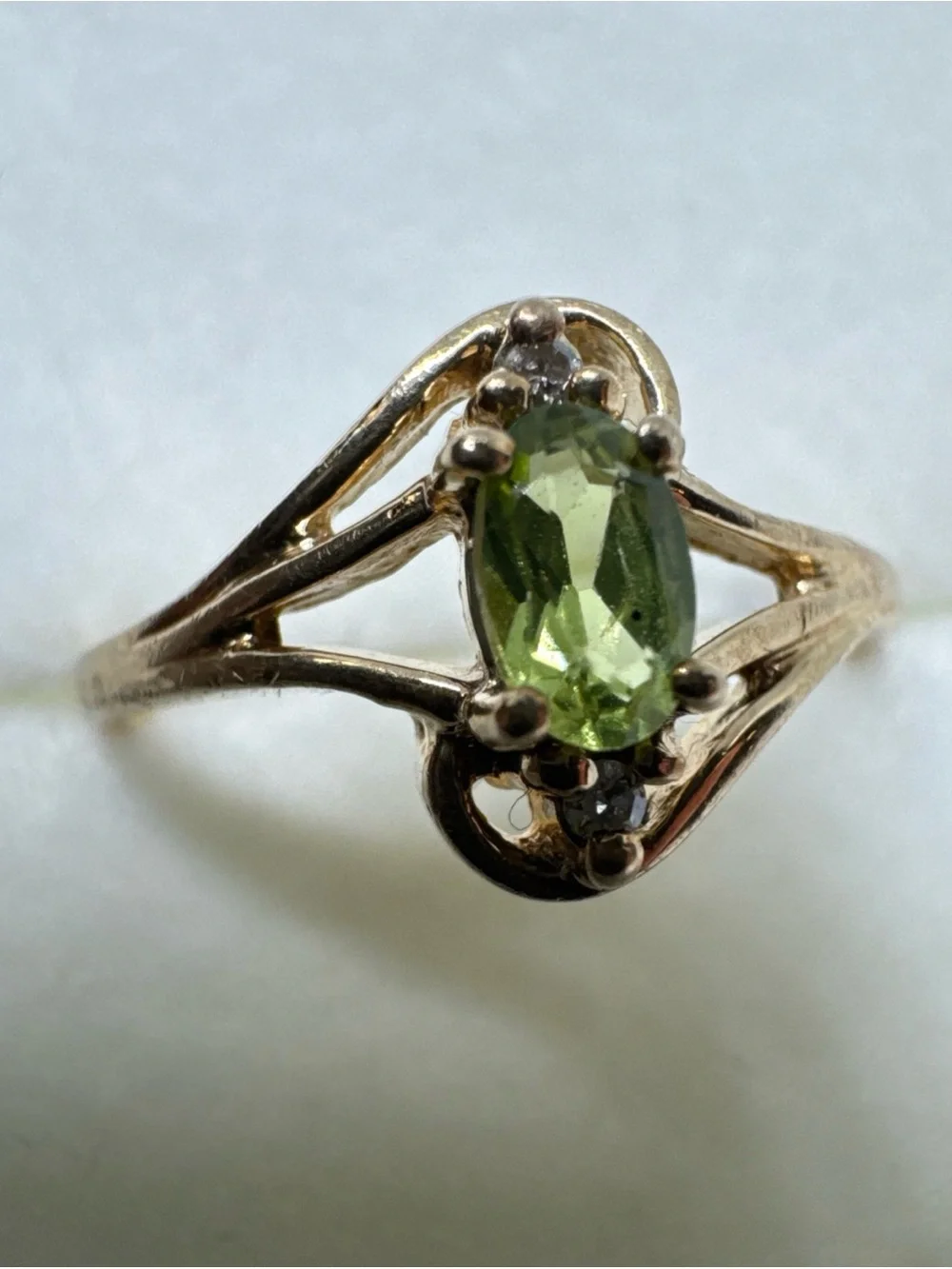 10K Yellow Gold Green Oval Peridot & Diamond Accent Size 6 Bypass Ring 1.54g